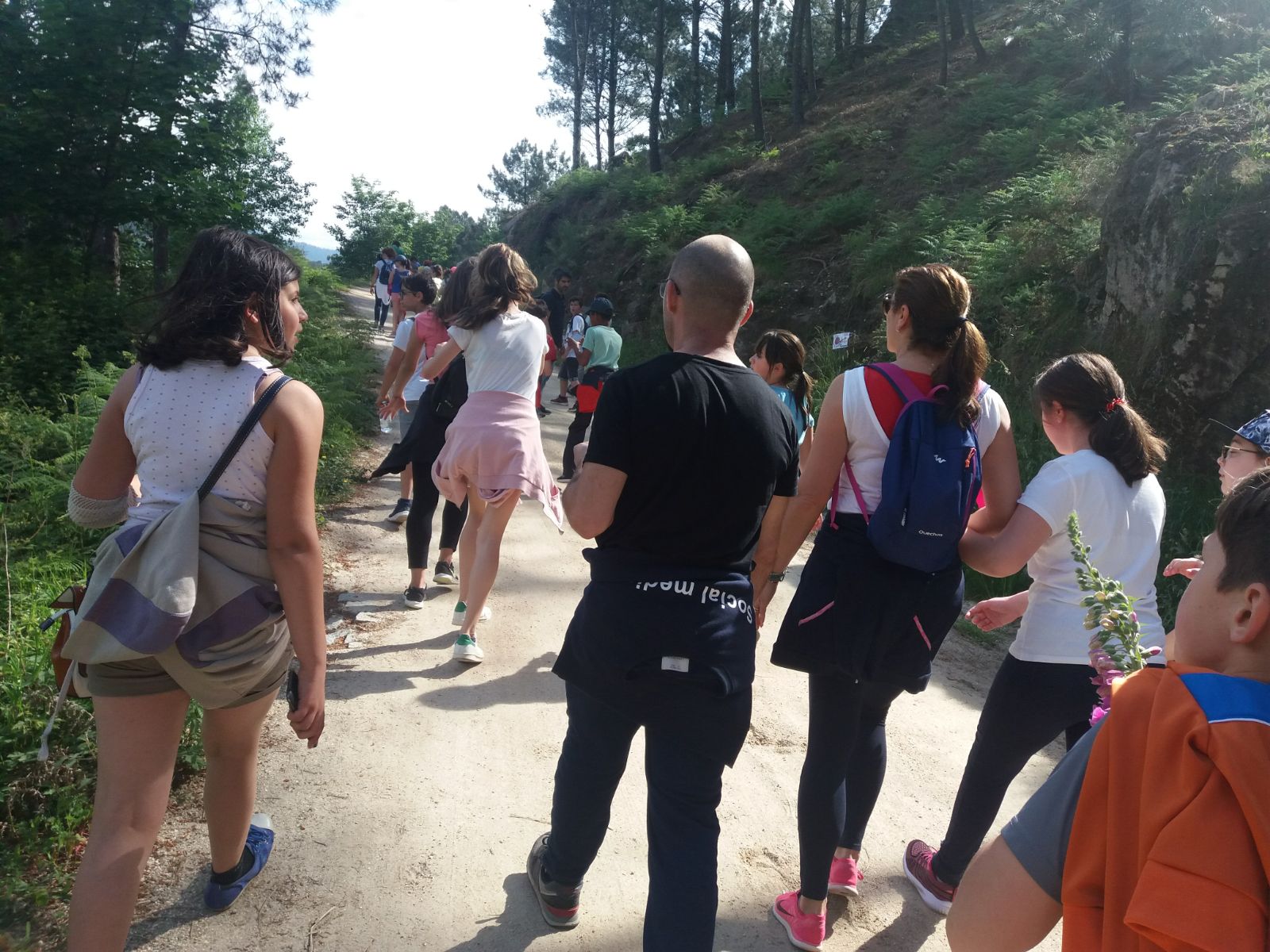 Reflorestação na freguesia de Roussas com os alunos do 3º ciclo, em parceria com a Câmara Municipal e a Proteção Civil de Melgaço.