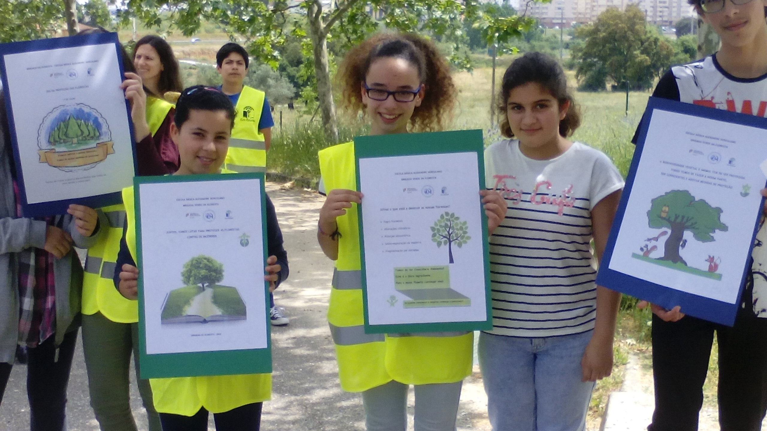 Foto3- A campanha da Brigada Verde da Floresta, lutando pela proteção da Floresta à porta da Escola sede do Agrupamento de Escolas Alexandre Herculano.