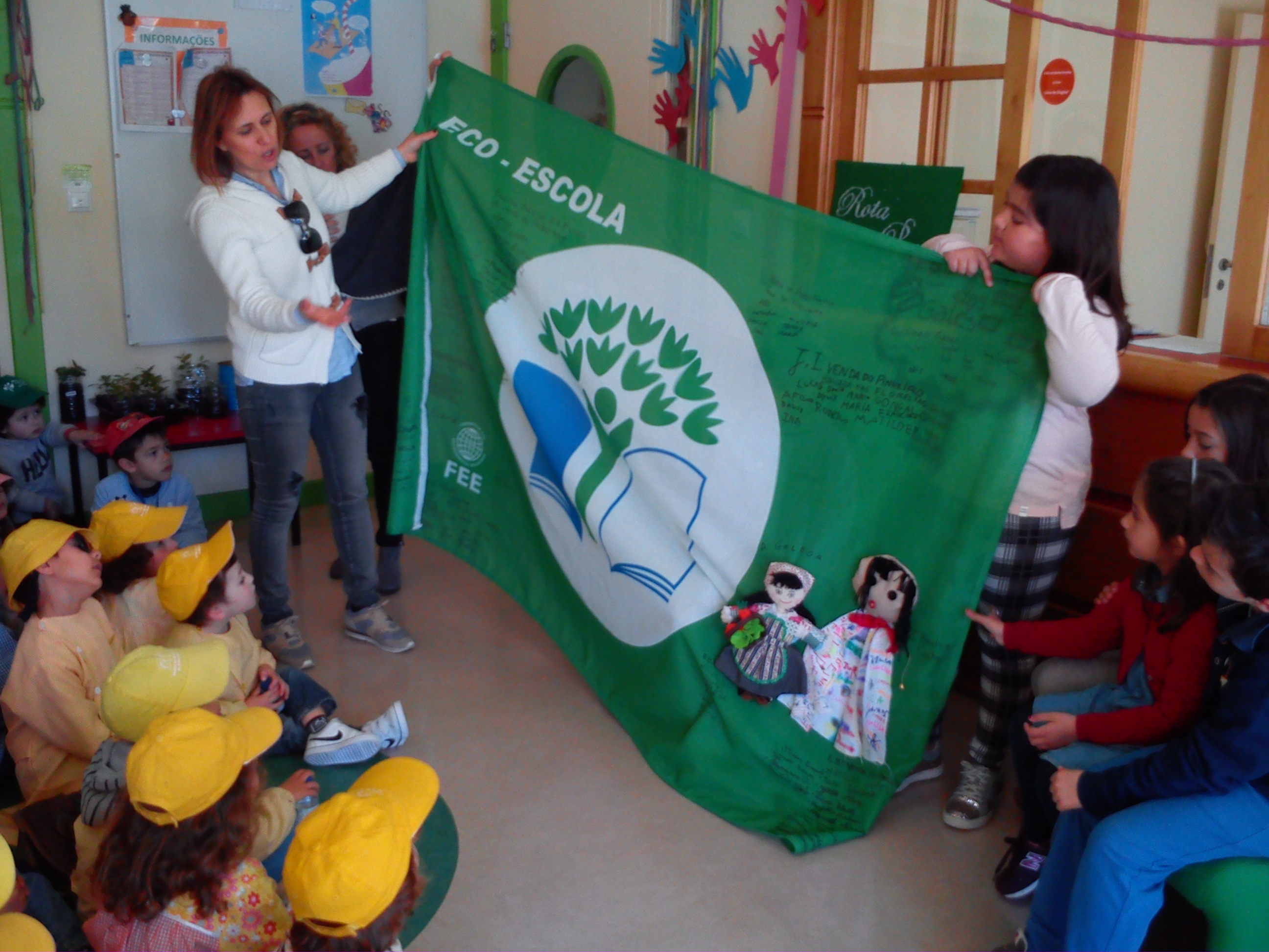 Sessão de escrita dos compromissos no pergaminho e preparação da  bandeira Eco-Escolas para serem entregues a outro estabelecimento de ensino no Concelho.